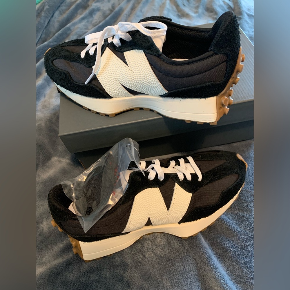 New Balance 327 Women's Black and White Sneakers size 8